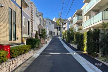 敷地南側の前面道路
