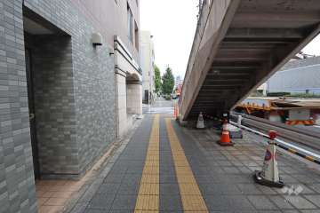 敷地南西側の前面道路（北西側から）