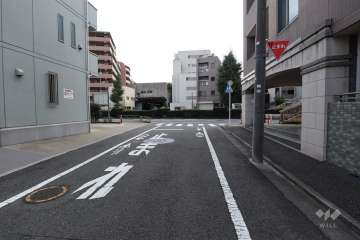 敷地東側の前面道路（北側から）