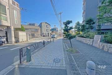 敷地の北側前面道路（西側から）