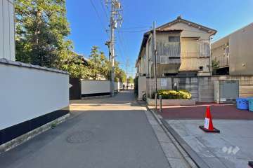 敷地北側の前面道路（西側から）