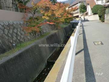 敷地東側の前面道路
