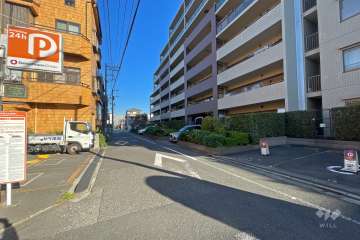 敷地西側の前面道路（南側から）