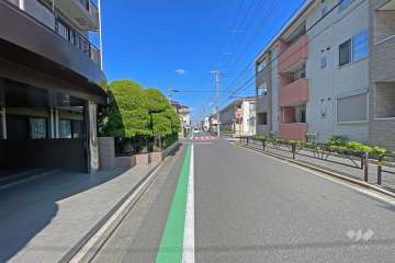 敷地の東側前面道路（南側から）