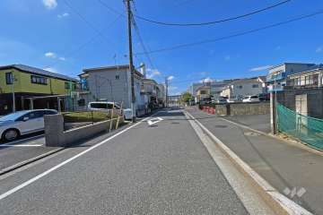 敷地の北側前面道路（東側から）