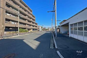 敷地東側の前面道路（南側から）