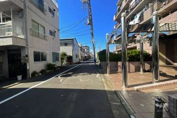 敷地西側の前面道路（南側から）
