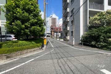 敷地北東側の前面道路