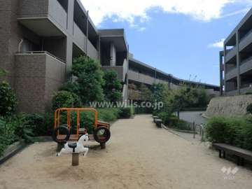 敷地に隣接する小さな公園