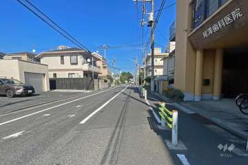 敷地の北側前面道路（西側から）
