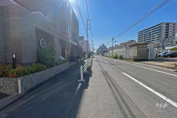 敷地の北側前面道路（東側から）