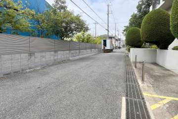 敷地南側の前面道路（東側から）