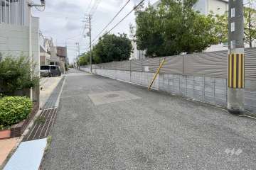 敷地南側の前面道路（西側から）