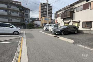 敷地東側の前面道路（南側から）