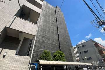 ライオンズマンション新小岩駅前壱番館の外観（南西側から）※2025年1月現在、大規模修繕工事中
