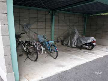 駐輪場とバイク置き場