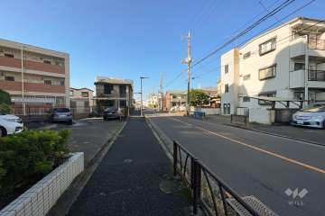 敷地北西側の前面道路（北東側から）