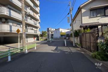 敷地南東側の前面道路（南西側から）