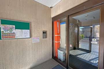 エントランスはオートロック付きです。