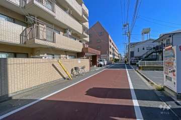 敷地の北側前面道路（東側から）