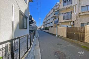 敷地の南側前面道路（東側から）