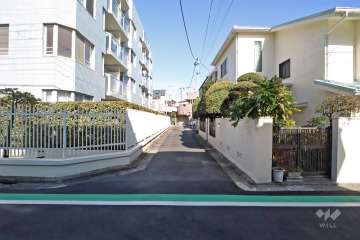 敷地南側の前面道路(西側から)