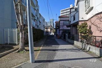 敷地東側の前面道路(南側から)