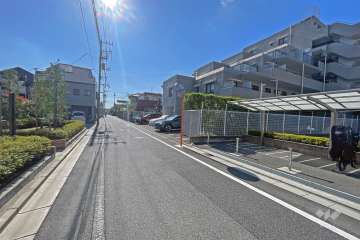 敷地の東側前面道路（北側から）