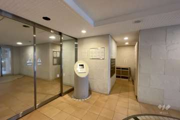 エントランスはオートロック付きです。