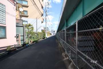 敷地南側の前面道路(西側から)