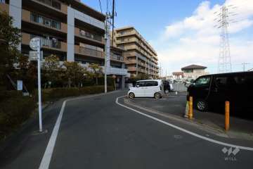 敷地南東側の前面道路(南側から)