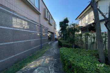 駐輪場へ続く通路