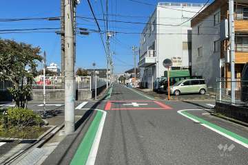 敷地の東側前面道路（南側から）