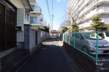 敷地南西側の前面道路(南東側から)