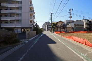 敷地西側の前面道路（北側から）