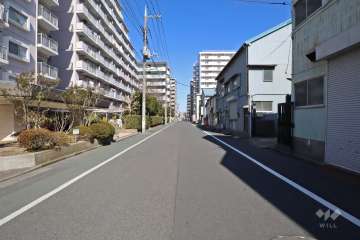 敷地東側の前面道路（南側から）