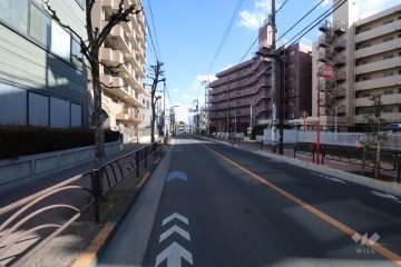 敷地北東側の前面道路(北西側から)