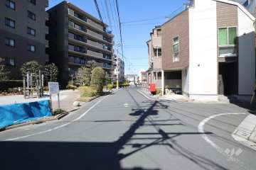 敷地東側の前面道路(南側から)