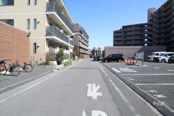 敷地北西側の前面道路(南西側から)