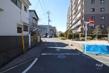 敷地南側の前面道路(東側から)