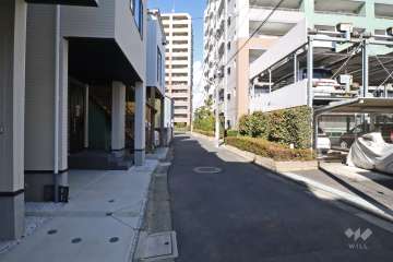 敷地西側の前面道路（南側から）