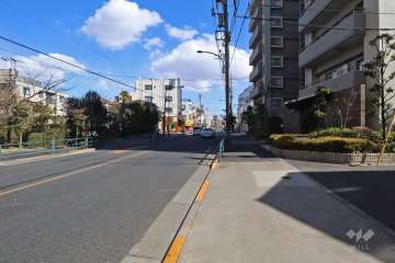 敷地北側の前面道路（西側から）