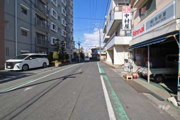 敷地東側の前面道路（南側から）