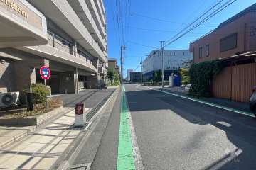 敷地西側の前面道路