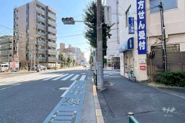 敷地北東側の前面道路（北西側から）