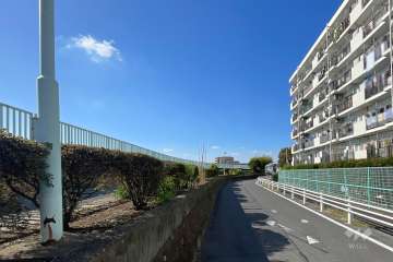 敷地南西側の前面道路