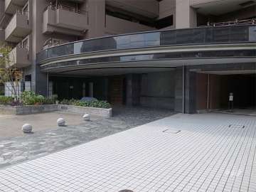 石張りのエントランス