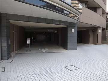 エントランス横の駐車場入り口