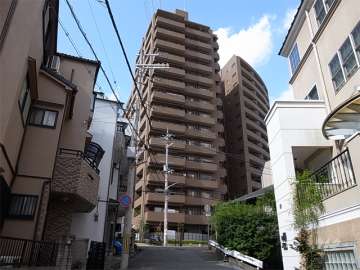 周辺は一戸建てとマンションが混在する住宅地。やや高台になっています。