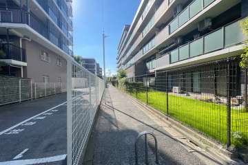 敷地南側の前面道路（東側から）